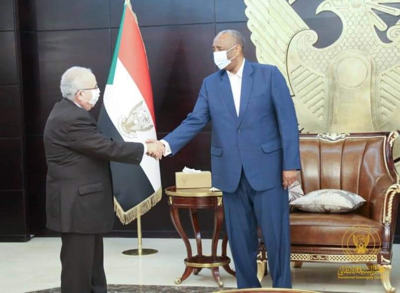 البرهان يستقبل وزير الخارجية الجزائري