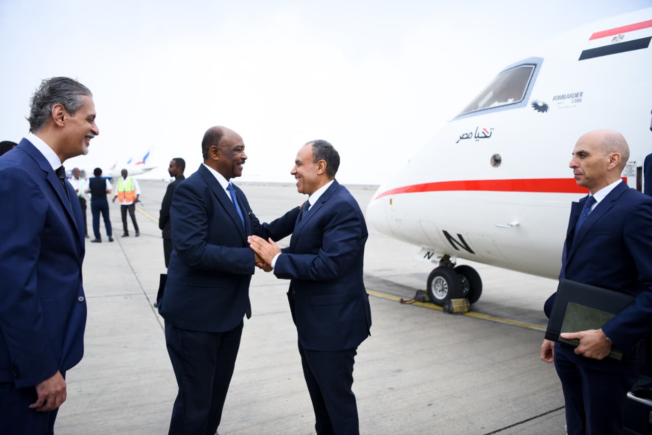 مسؤول مصري يحط رحاله في بورتسودان